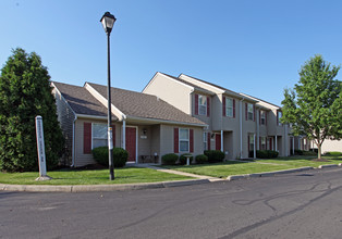 George's Creek Apartments in Canal Winchester, OH - Building Photo - Building Photo