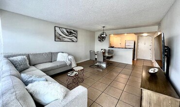 401 Golden Isles Dr in Hallandale Beach, FL - Building Photo - Building Photo