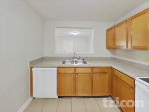 1296 Edgewater Dr in Greenwood, IN - Foto de edificio - Building Photo