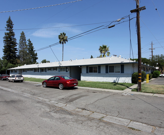 Burton Court Apartments in Marysville, CA - Building Photo - Building Photo