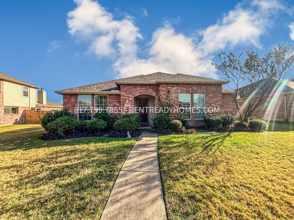 1326 Pennsylvania Ave in Lancaster, TX - Building Photo