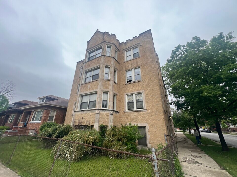 1256 W 83rd St in Chicago, IL - Building Photo