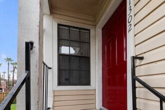 2750 Holly Hall St in Houston, TX - Foto de edificio - Building Photo