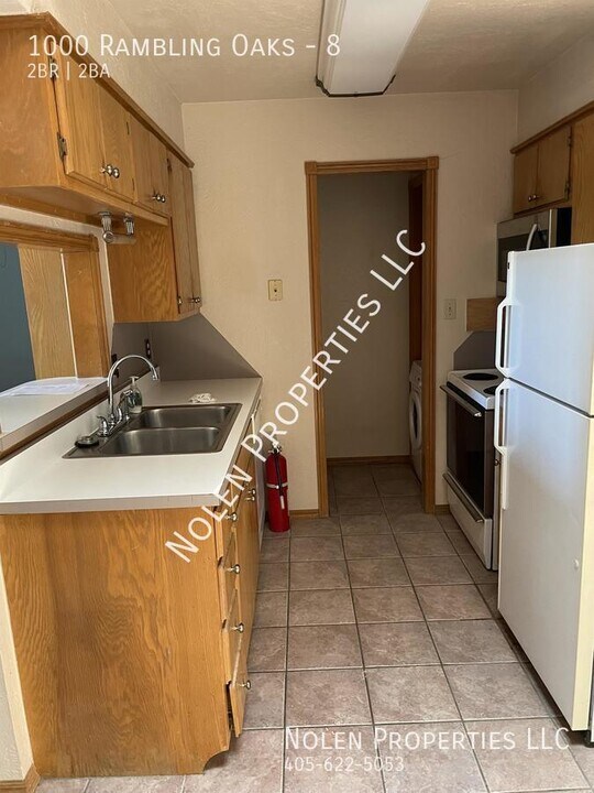 1000 Rambling Oaks Dr in Norman, OK - Building Photo