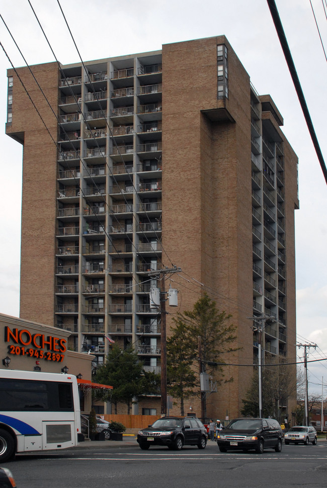 East View Towers in Fairview, NJ - Building Photo - Building Photo