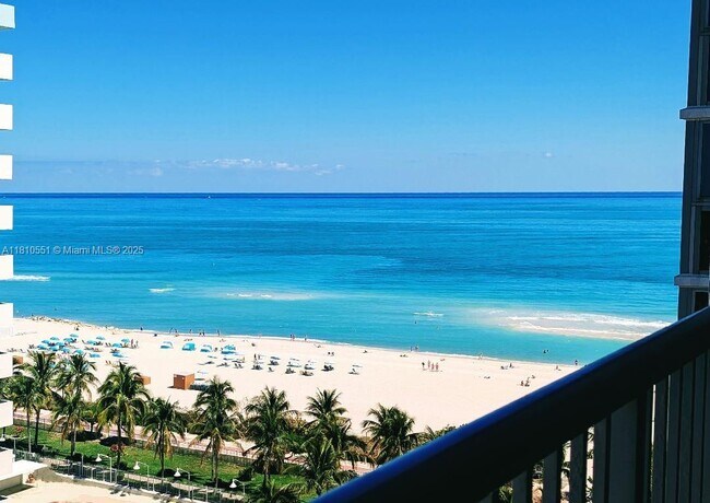 2655 Collins Ave in Miami Beach, FL - Foto de edificio - Building Photo
