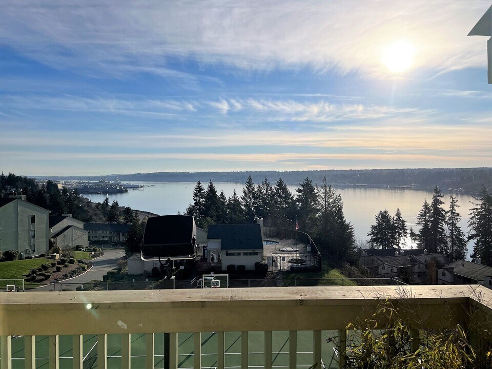 1750 W Sunn Fjord Ln in Bremerton, WA - Building Photo