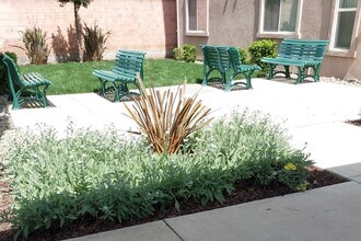 Vista Verde Apartments in Manteca, CA - Foto de edificio - Building Photo