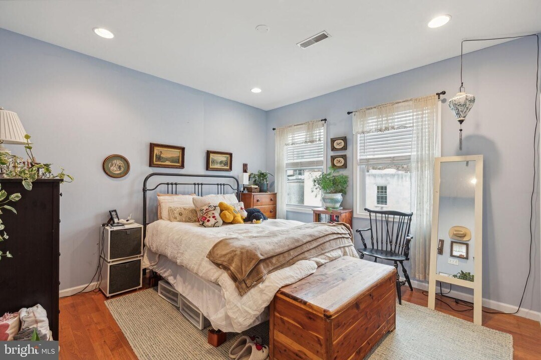 2007 Carpenter St, Unit 2 in Philadelphia, PA - Building Photo