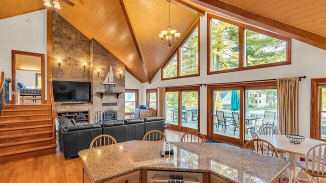 21 Hemlock Point Rd in Sebago, ME - Foto de edificio - Building Photo
