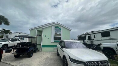 1077 Nettles Blvd in Jensen Beach, FL - Foto de edificio - Building Photo