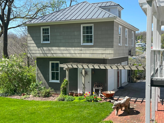 228 N Church St, Unit Garage Apartment, Unit Garage Apartment