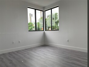 853 E 24th St-Unit -303 in Hialeah, FL - Foto de edificio - Building Photo