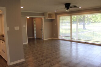 1003 E Washington Ave in Navasota, TX - Building Photo - Building Photo