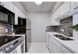 10101 S Gessner Rd in Houston, TX - Building Photo - Building Photo