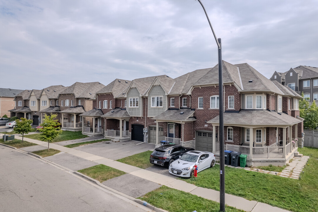 3032 Turbine Cres in Mississauga, ON - Building Photo