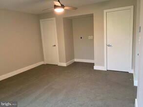 210 Oakwood St SE, Unit 305 in Washington, DC - Building Photo - Building Photo