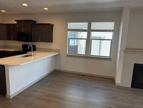 75 NE Cessna Dr in Bend, OR - Building Photo - Building Photo