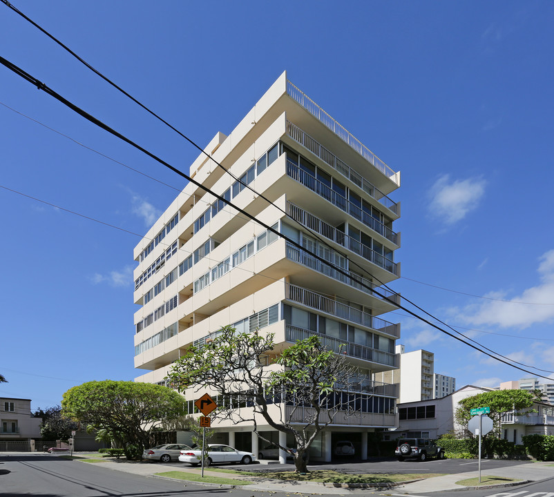 3056 Kalakaua Ave in Honolulu, HI - Building Photo