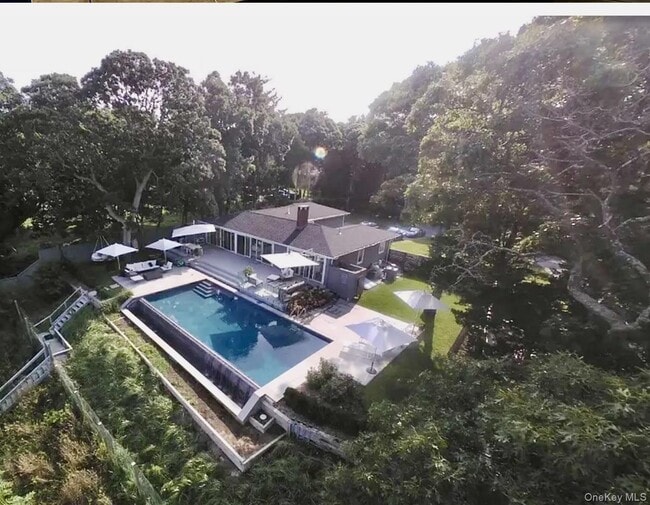 16 N Shore Rd in Hampton Bays, NY - Building Photo - Building Photo