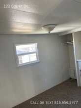 122 Court Dr in Greenwood, MO - Building Photo - Building Photo