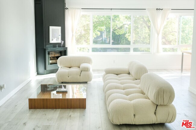 10823 Camarillo St in Los Angeles, CA - Building Photo - Building Photo