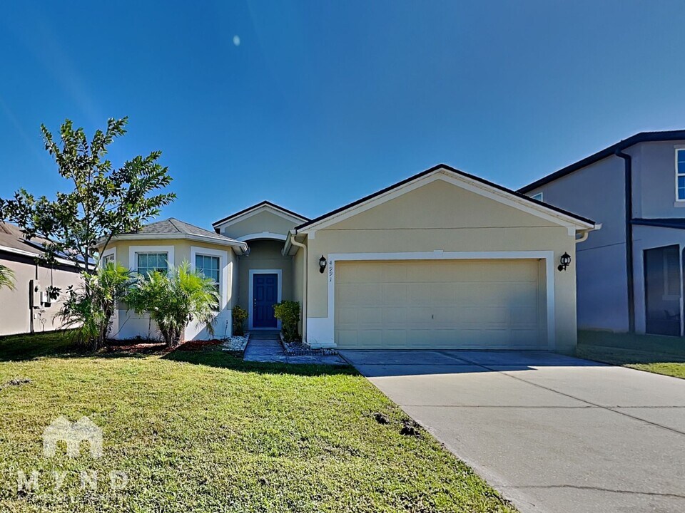 4991 Windbourne Way in St. Cloud, FL - Foto de edificio