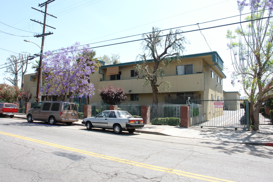 8808 Langdon Ave in North Hills, CA - Foto de edificio