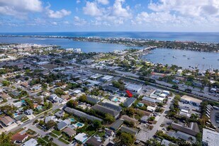 324 W Pine St in Lantana, FL - Building Photo
