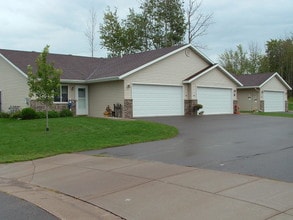 Country Meadows Apartments in Eau Claire, WI - Building Photo - Building Photo