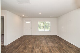 1219 Lakeshore Dr in Camden, SC - Foto de edificio - Building Photo