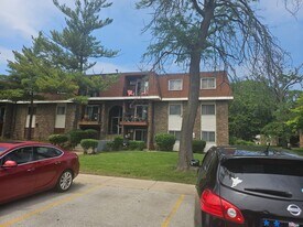 580 Hill Dr, Unit 203 in Hoffman Estates, IL - Building Photo