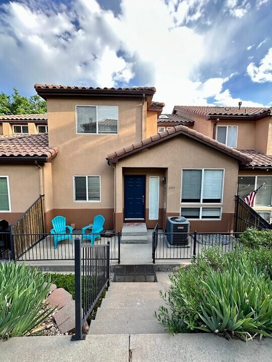 4519 S Atchison Way in Aurora, CO - Foto de edificio