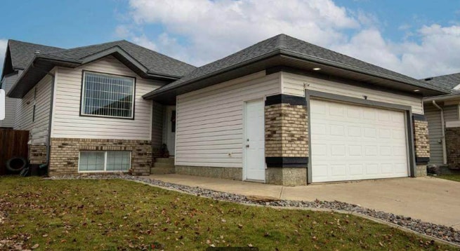 10736 74 Av in Grande Prairie, AB - Building Photo