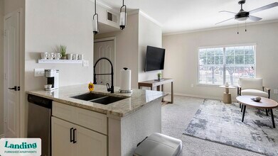 6101 N Riverside Dr in Fort Worth, TX - Foto de edificio - Building Photo