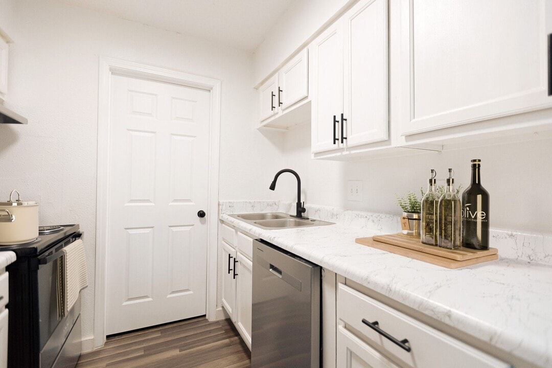 Adar at Golden Gate in Stone Mountain, GA - Building Photo