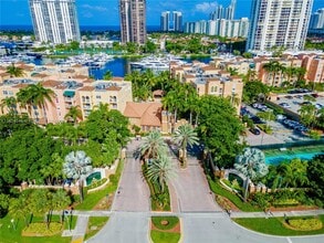 19655 E Country Club Dr in Miami, FL - Building Photo - Building Photo