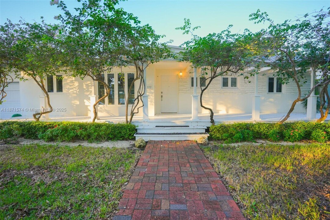 355 Redwood Ln in Key Biscayne, FL - Building Photo