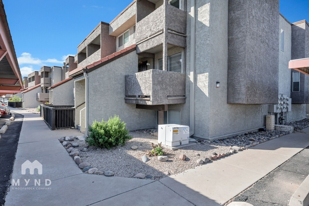 1645 W Baseline Rd in Mesa, AZ - Foto de edificio