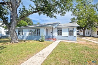 268 E Mill St in New Braunfels, TX - Building Photo - Building Photo