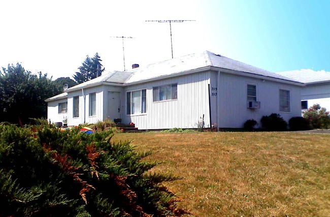 Cedarwood Villa in McMinnville, OR - Foto de edificio - Building Photo