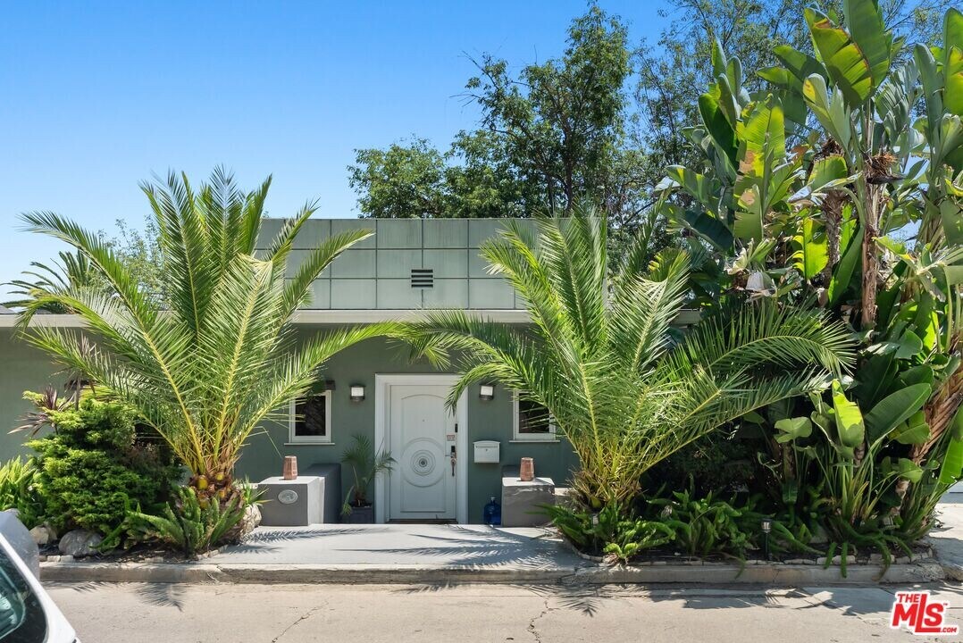 6630 Whitley Terrace in Los Angeles, CA - Building Photo