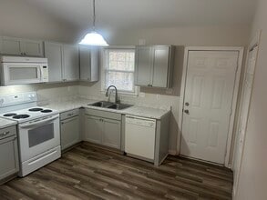 403 Cedar Creek Dr in Jacksonville, NC - Foto de edificio - Building Photo