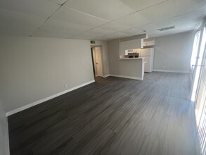 239 W Cleveland Ave in Las Vegas, NV - Building Photo - Interior Photo