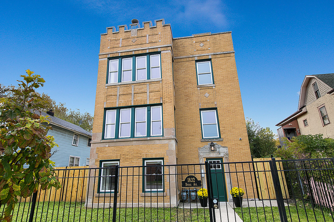 1832 Dodge Ave in Evanston, IL - Building Photo