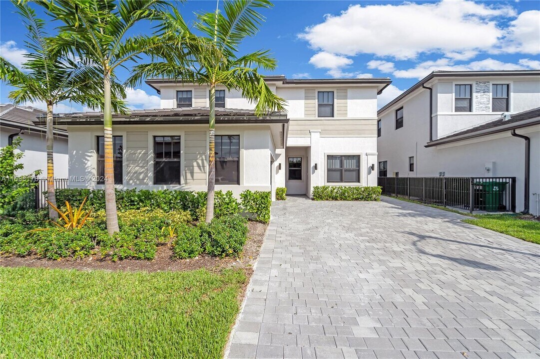 17571 SW 46th St in Miramar, FL - Building Photo