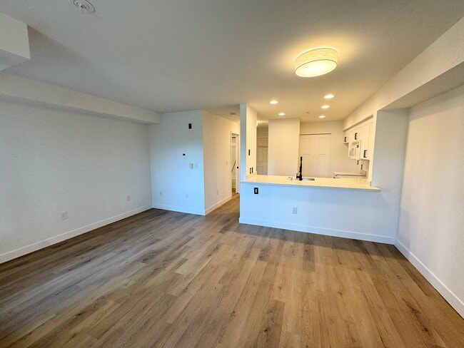 2530 15th Ave W, Unit 308 in Seattle, WA - Building Photo - Building Photo