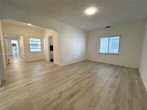 48 NW 39th St in Miami, FL - Foto de edificio - Building Photo