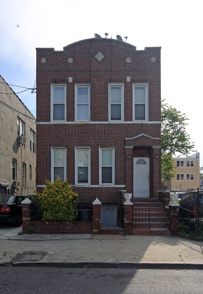 733 Hinsdale St in Brooklyn, NY - Building Photo - Building Photo