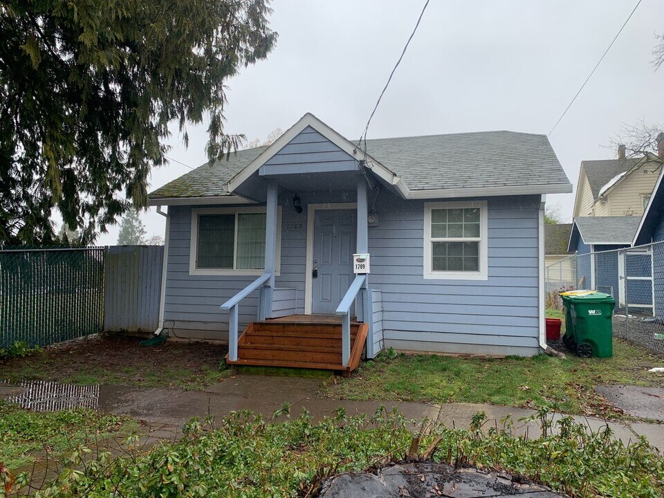 1709 A St in Forest Grove, OR - Building Photo